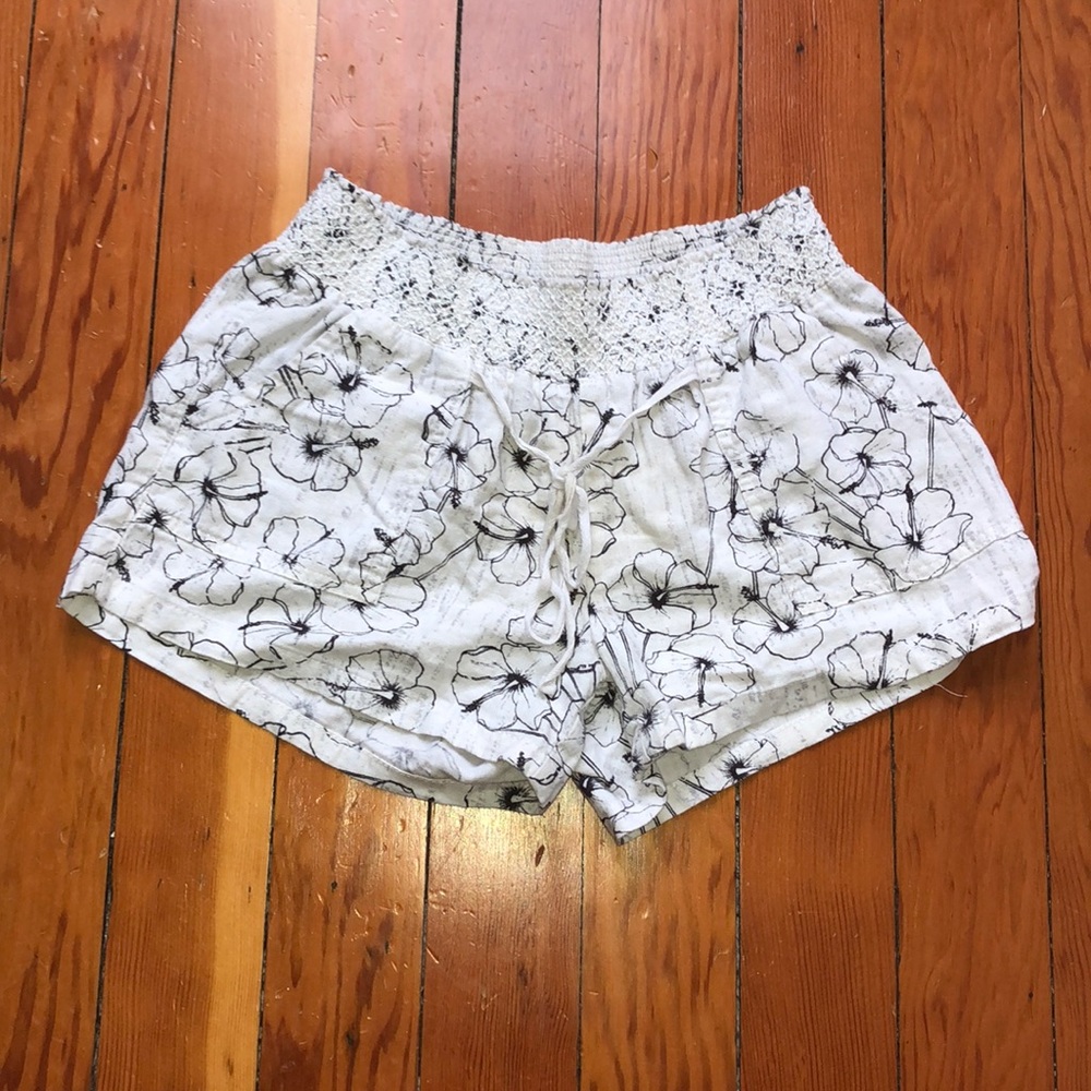 ✨Super cute floral shorts!✨